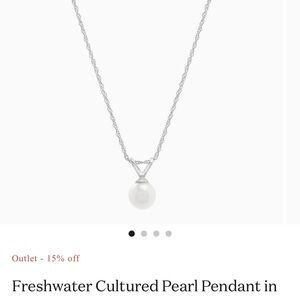 Sophisticated Pearl Pendant Necklace in Silver